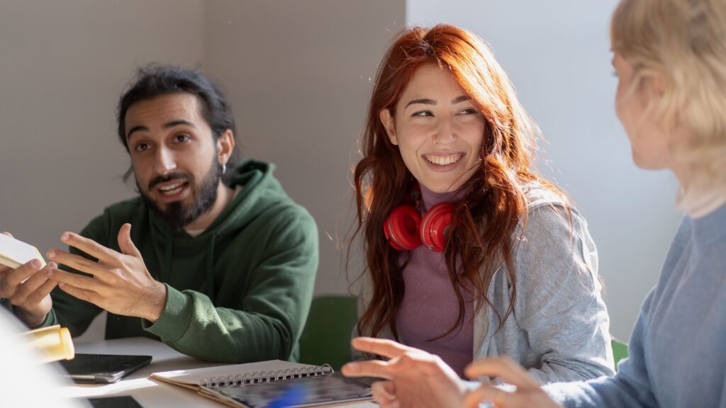 Studierende und junge Berufstätige tauschen Ideen in einem gemeinschaftlichen Raum aus.